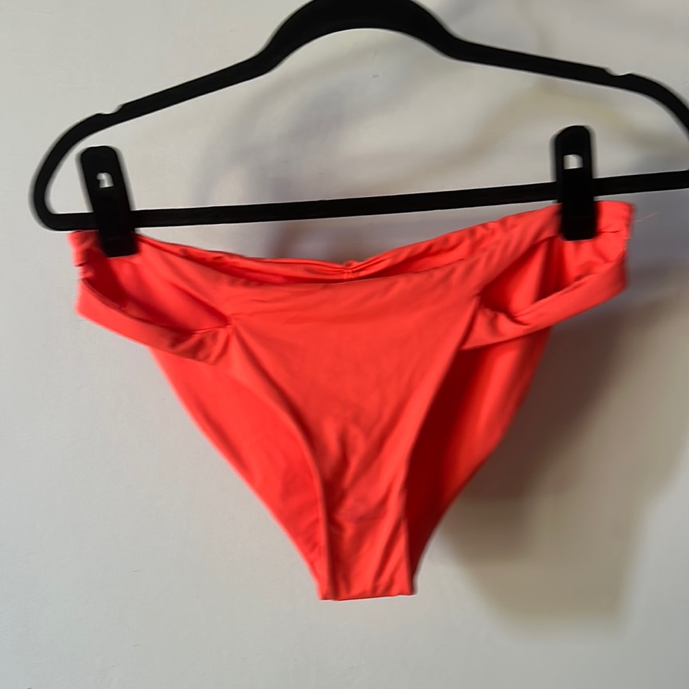 NWT DIPPIN’ DAISY’S BRIGHT ORANGE LOW RISE BIKINI BOTTOM WOTH SLITS HIPS